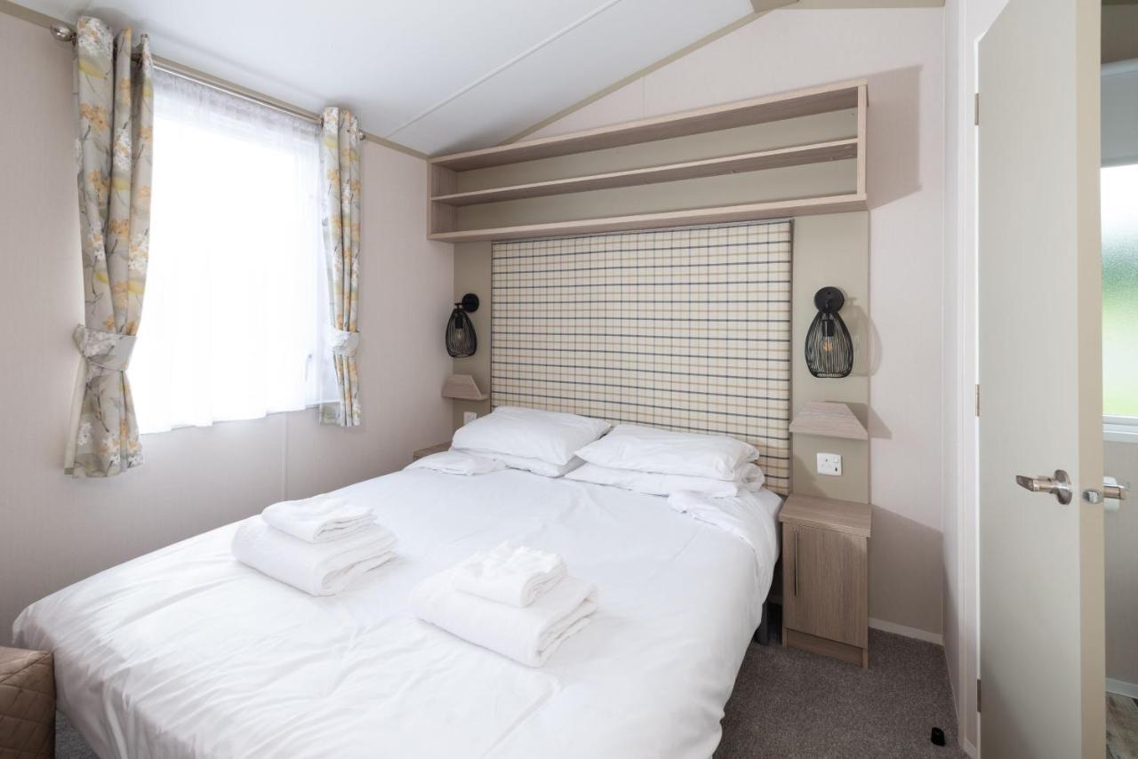 Luxury Holiday Home Sleeps 6 Pet Friendly Сейнт Остел Екстериор снимка