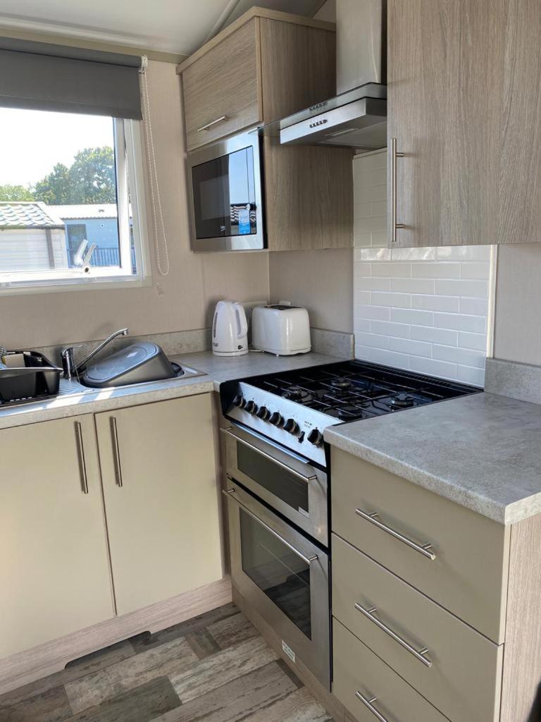 Luxury Holiday Home Sleeps 6 Pet Friendly Сейнт Остел Екстериор снимка