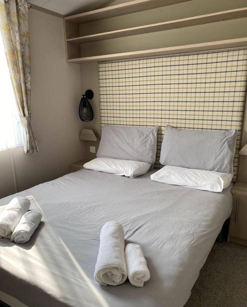 Luxury Holiday Home Sleeps 6 Pet Friendly Сейнт Остел Екстериор снимка